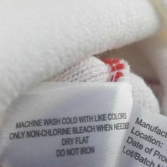 🆕️Santa Beanie Pair of Mittens - Picture 6 of 8